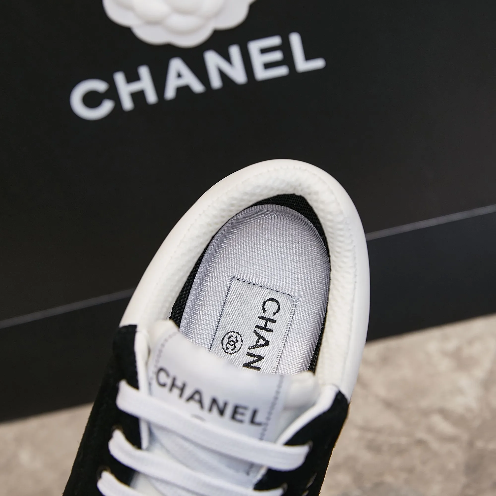 👟👟Ex-factory price 500👟👟 Chanel Chanel - 2023 counter top casual sports shoes This classic design; the upper is electro-embroidered with a variety of craftsmanship; the outsole is fashionable and sporty; it is extraordinary and incorporates a variety of color matching elements... The diversified mix and match is very beautiful and versatile, casual, fashionable, sports and outdoor can be taken into account... ꫛꫀꪝ Go➫ Material: ❶Upper is made of: Original imported cowhide ❷The inner lining is made of: original imported breathable mesh ❸Outsole is based on: original TPU combination outsole Special counter boutique packaging complete set for women 35–41